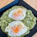 Spanac cu ustoroi smatana si oua ochi